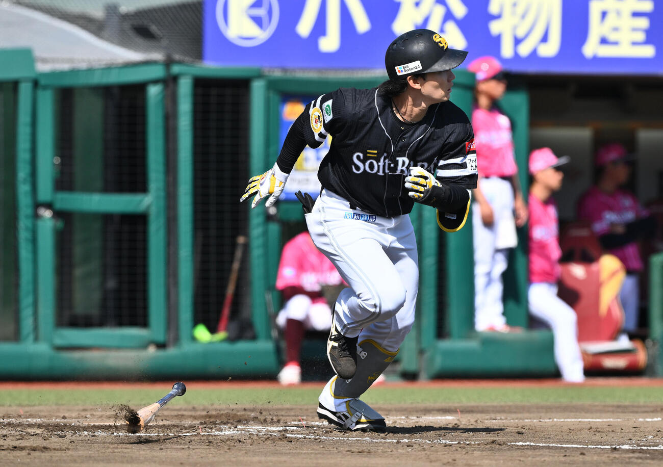 楽天対ソフトバンク　7回表ソフトバンク1死、正木智也は2打者連続となる左越え本塁打を放つ（撮影・滝沢徹郎）　