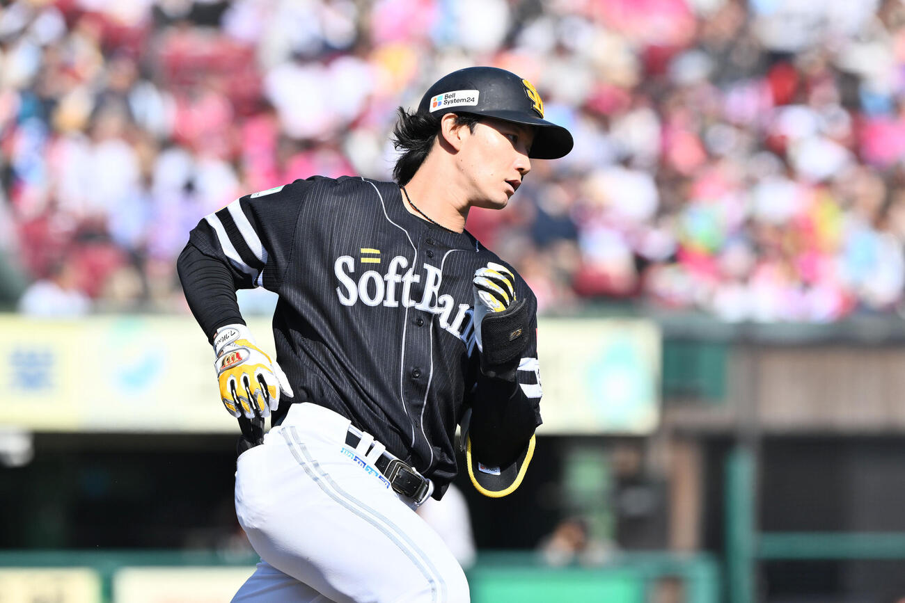 楽天対ソフトバンク　7回表ソフトバンク1死、正木智也は2打者連続となる左越えソロ本塁打を放つ（撮影・滝沢徹郎）（撮影・滝沢徹郎）　