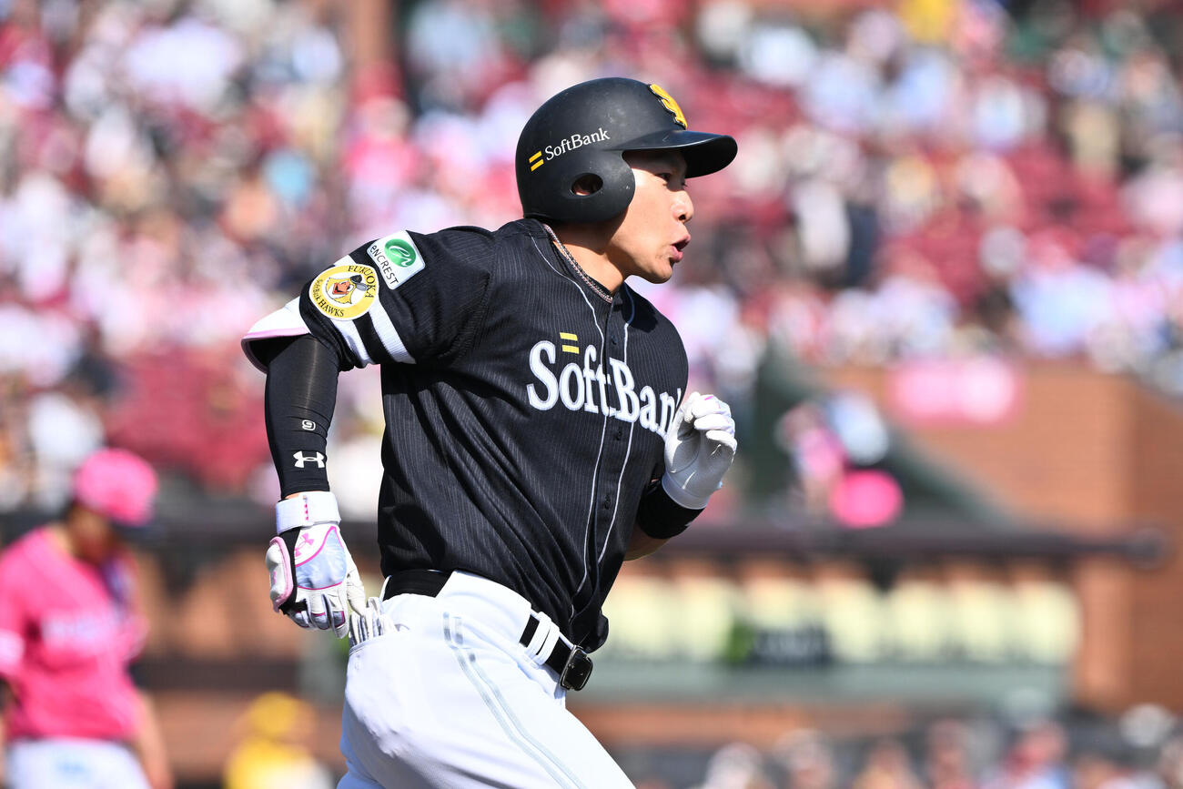 楽天対ソフトバンク　7回表ソフトバンク1死、柳田悠岐は右越えソロ本塁打を放つ（撮影・滝沢徹郎）　