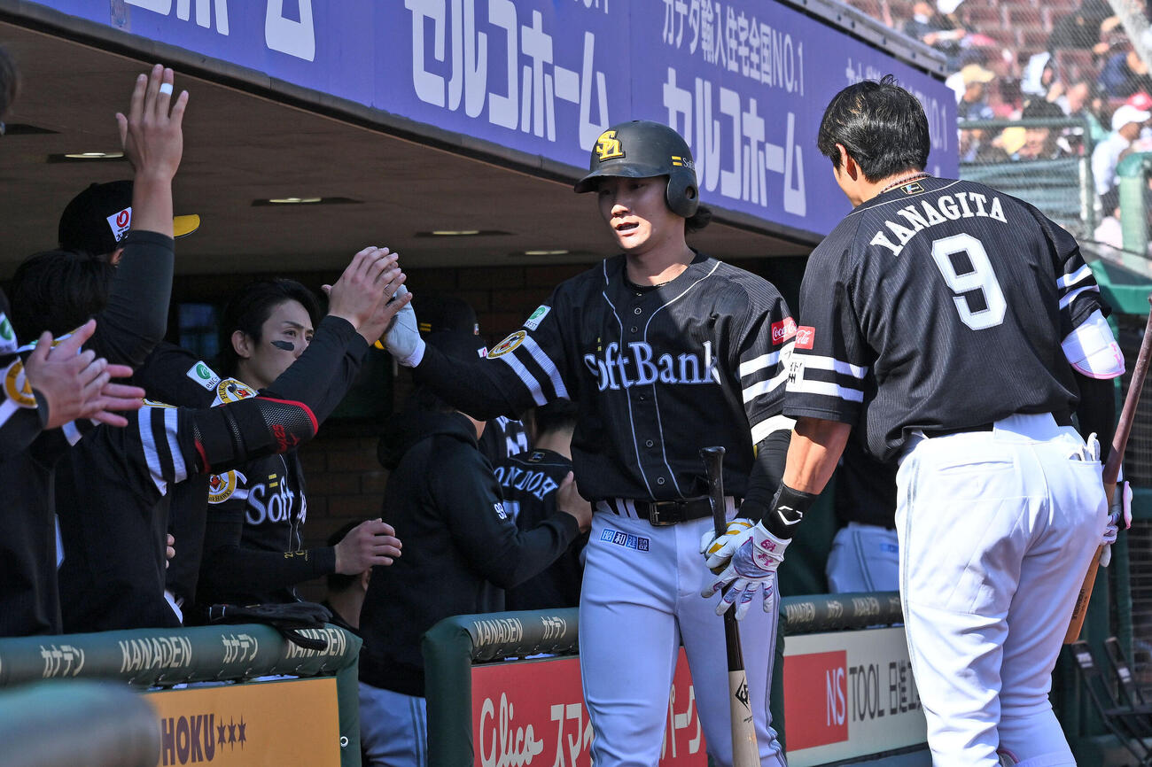楽天対ソフトバンク　7回表ソフトバンク1死、本塁打を放った正木智也（右から2人目）はチームメートとタッチをかわす。右は柳田悠岐（撮影・滝沢徹郎）