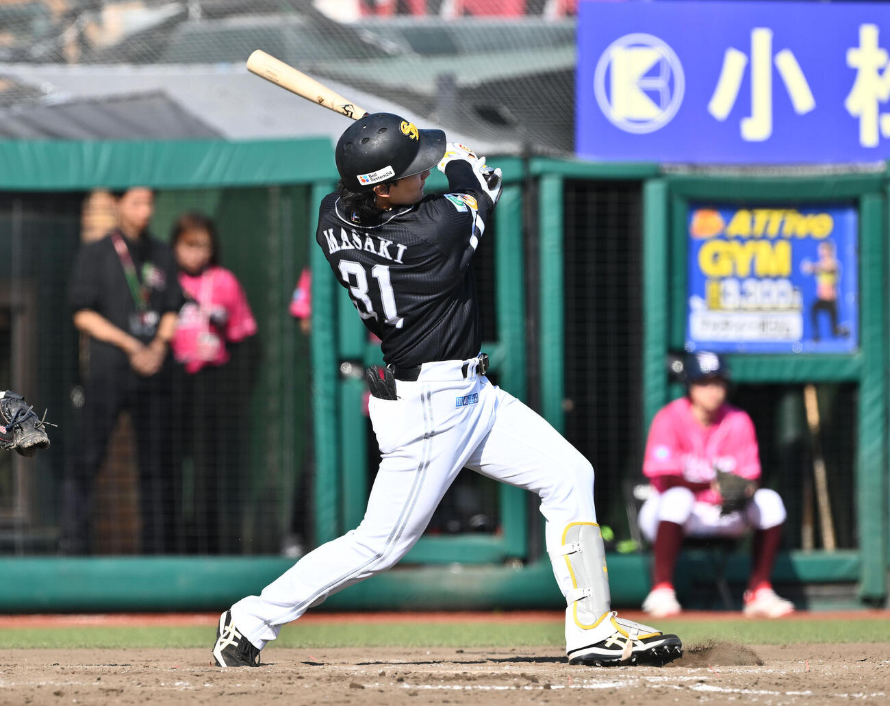 楽天対ソフトバンク　9回表ソフトバンク1死、正木智也は二塁打を放つ（撮影・滝沢徹郎）　