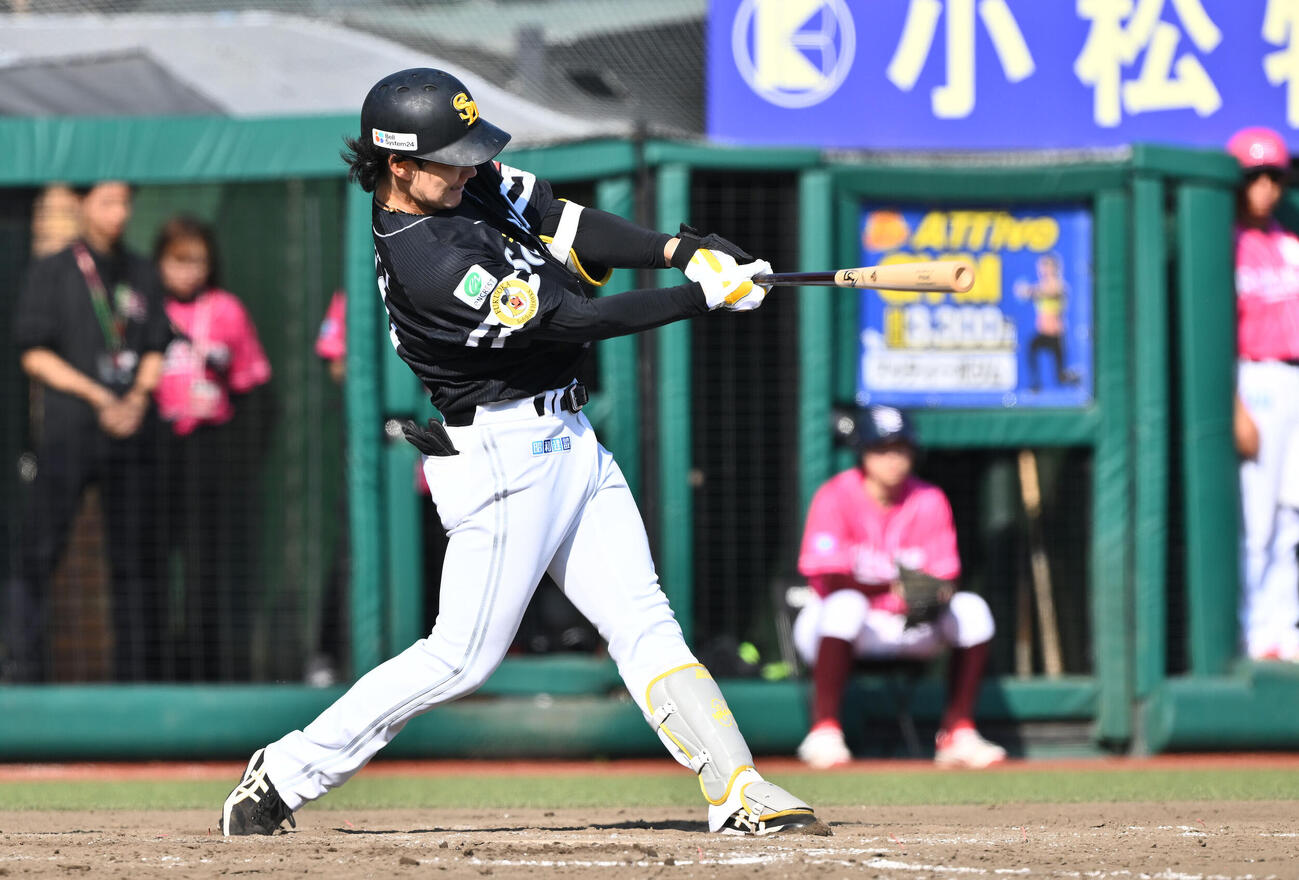 楽天対ソフトバンク　9回表ソフトバンク1死、正木智也は二塁打を放つ（撮影・滝沢徹郎）　