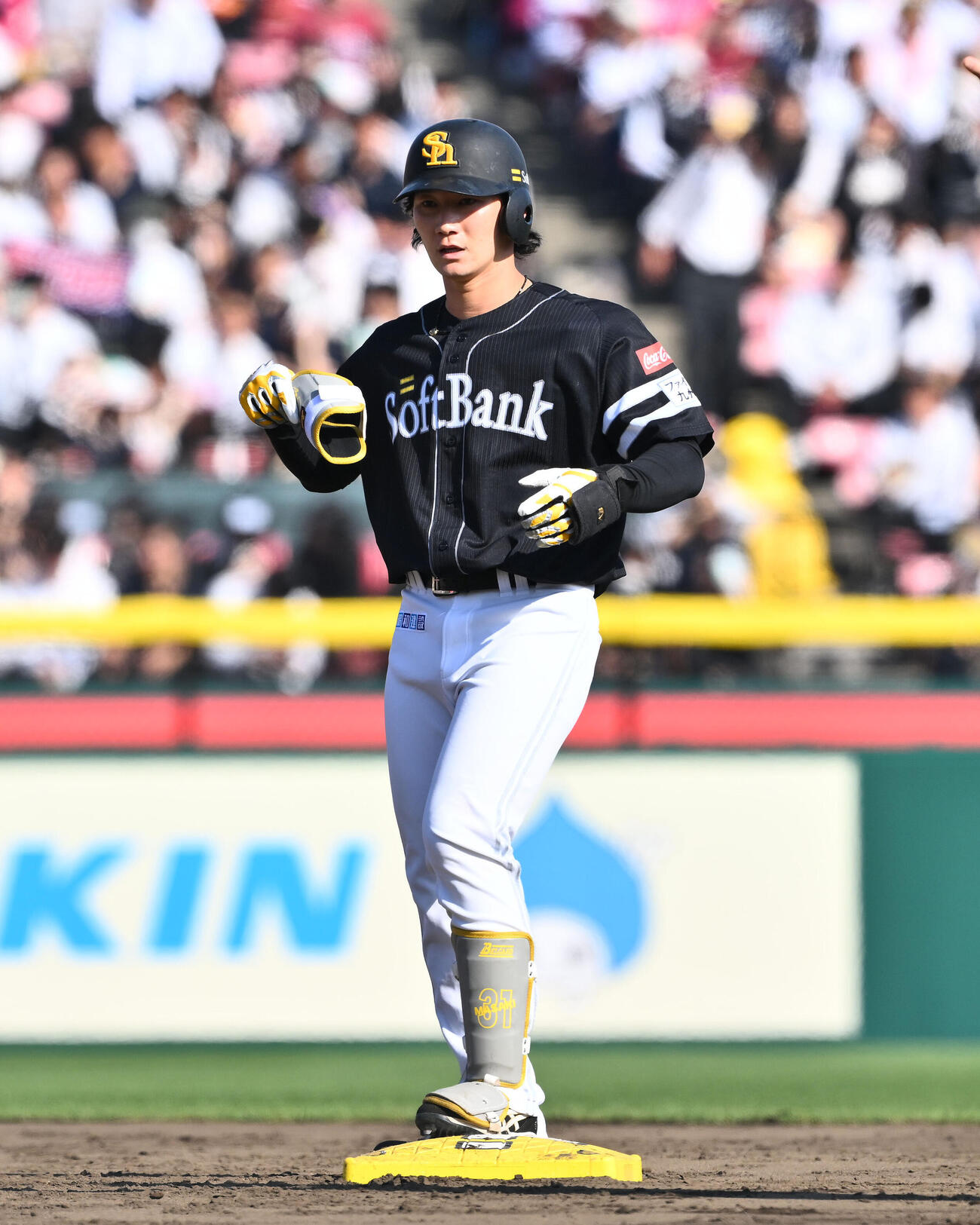 楽天対ソフトバンク　9回表ソフトバンク1死、二塁打を放った正木智也（撮影・滝沢徹郎）　