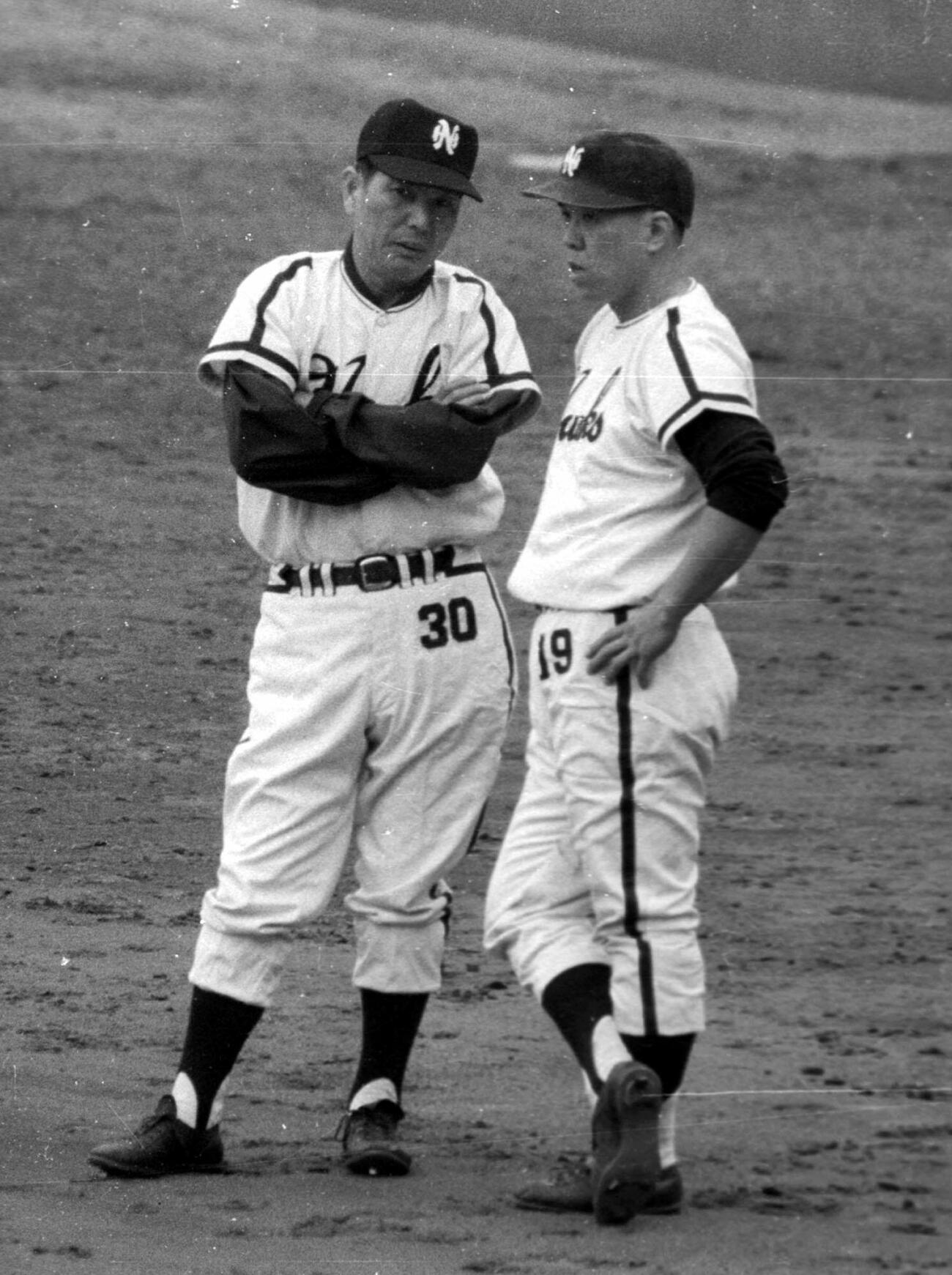 1965年日本シリーズ第1戦　南海対巨人　南海・鶴岡一人監督（左）と野村克也＝1965年10月30日、大阪球場