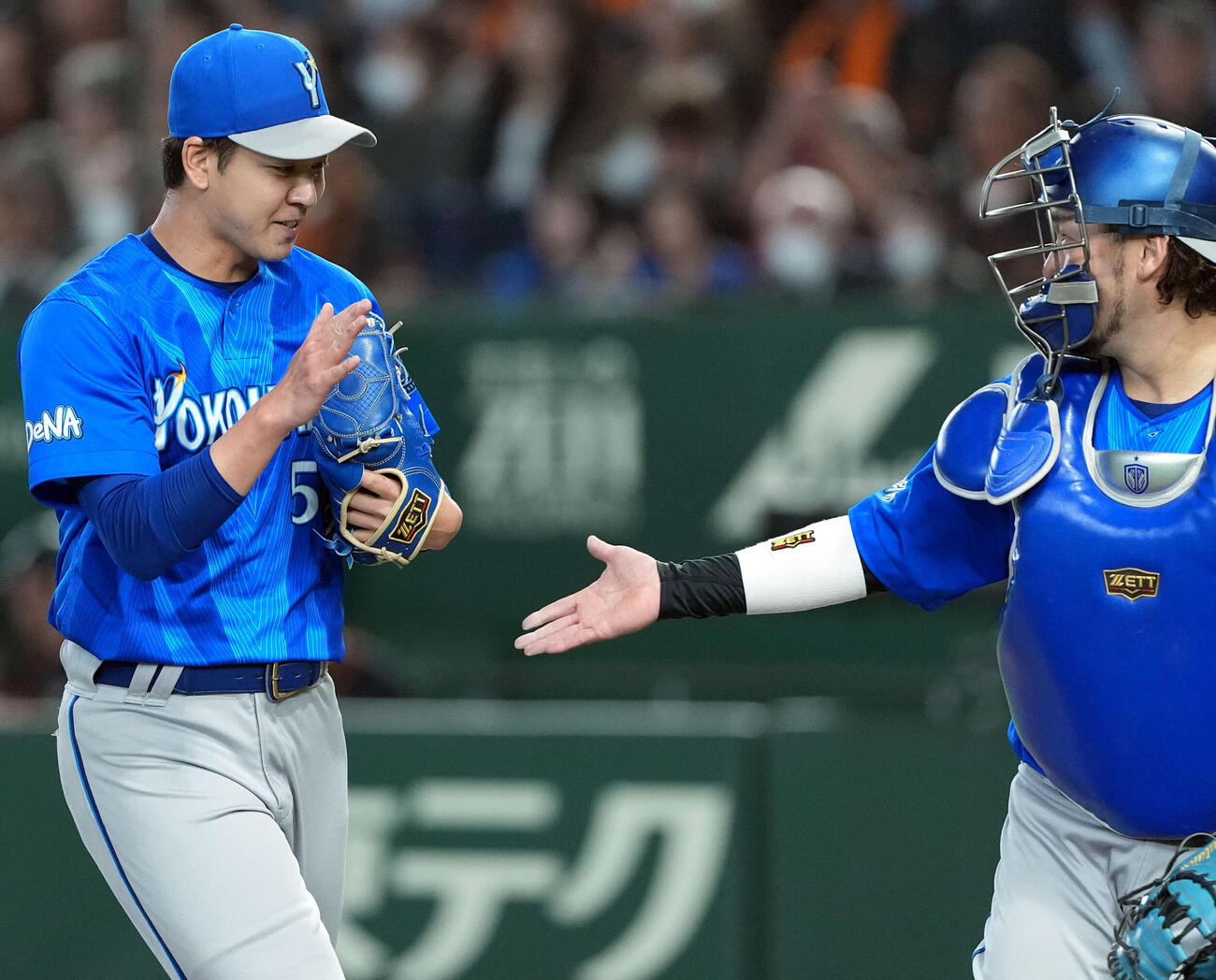 巨人対DeNA 3回裏、ピンチを脱し笑顔を見せるDeNA平良拳太郎。右は捕手の戸柱恭孝（撮影・たえ見朱実）