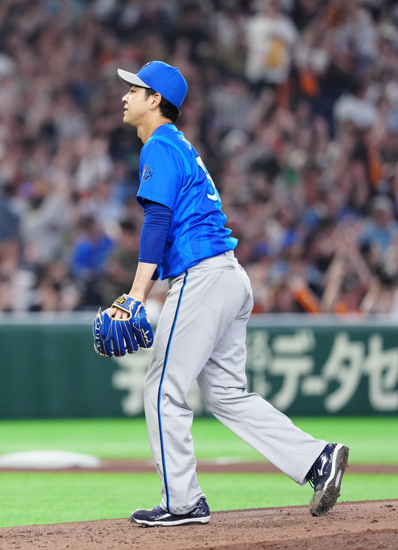 巨人対DeNA 5回裏巨人無死、トレイ・キャベッジに先制ソロ本塁打を浴びる平良拳太郎（撮影・江口和貴）