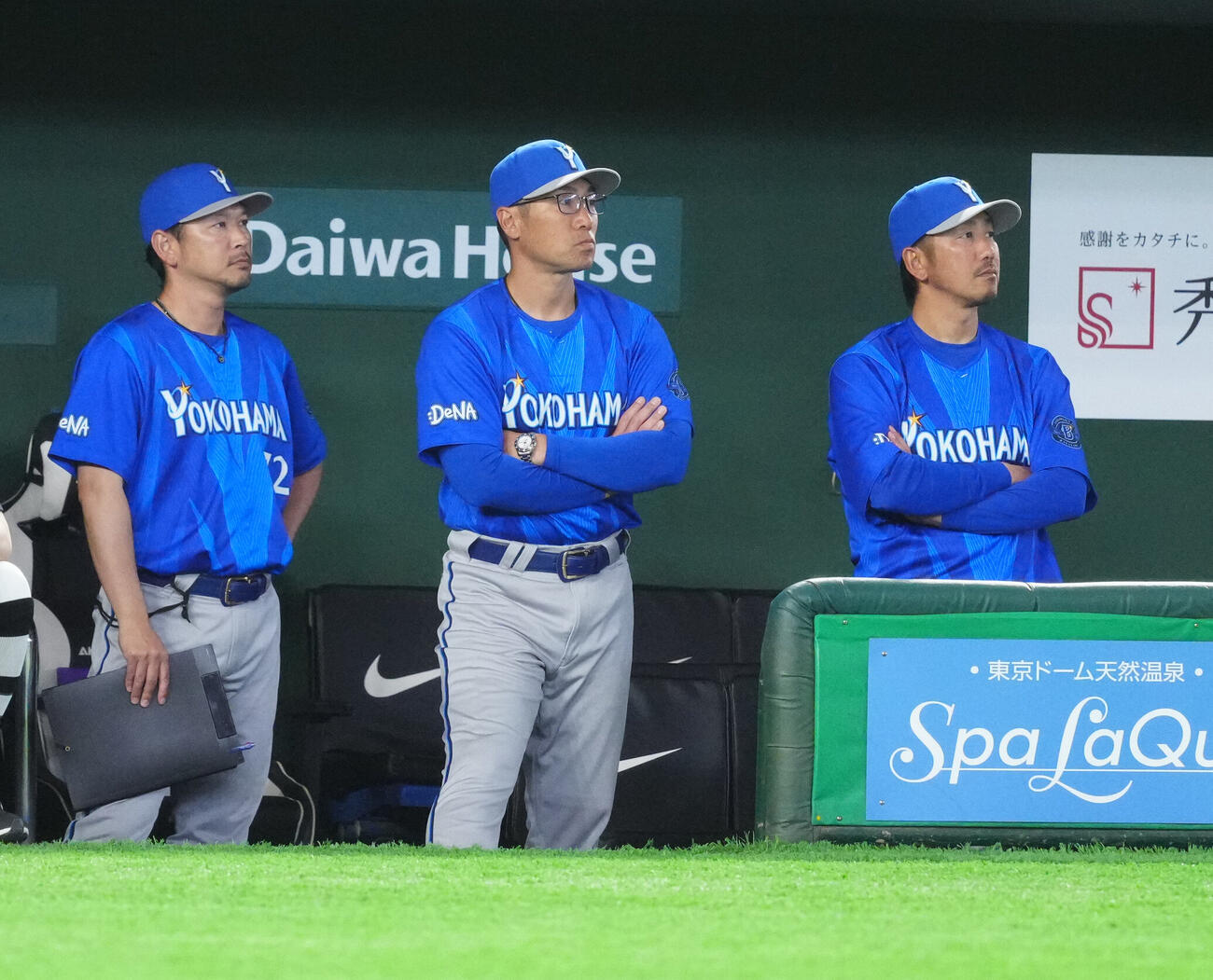 巨人対DeNA 5回裏巨人無死、平良拳太郎がトレイ・キャベッジに先制ソロ本塁打を浴び、ベンチで厳しい表情の相川亮二監督（中央）（撮影・江口和貴）
