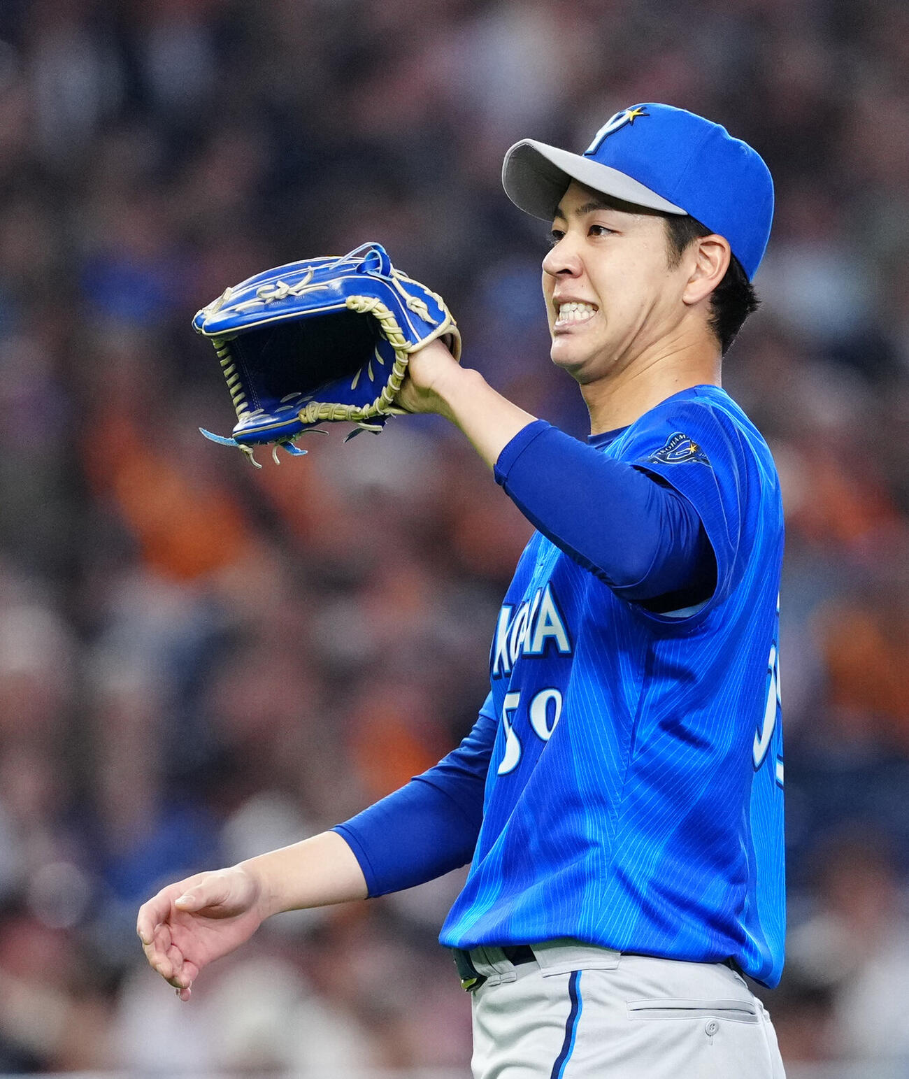 巨人対DeNA 3回裏巨人1死一塁、井上温大の送りバントの打球を処理するも二塁へ悪送球し、厳しい表情を見せる平良拳太郎（撮影・江口和貴）
