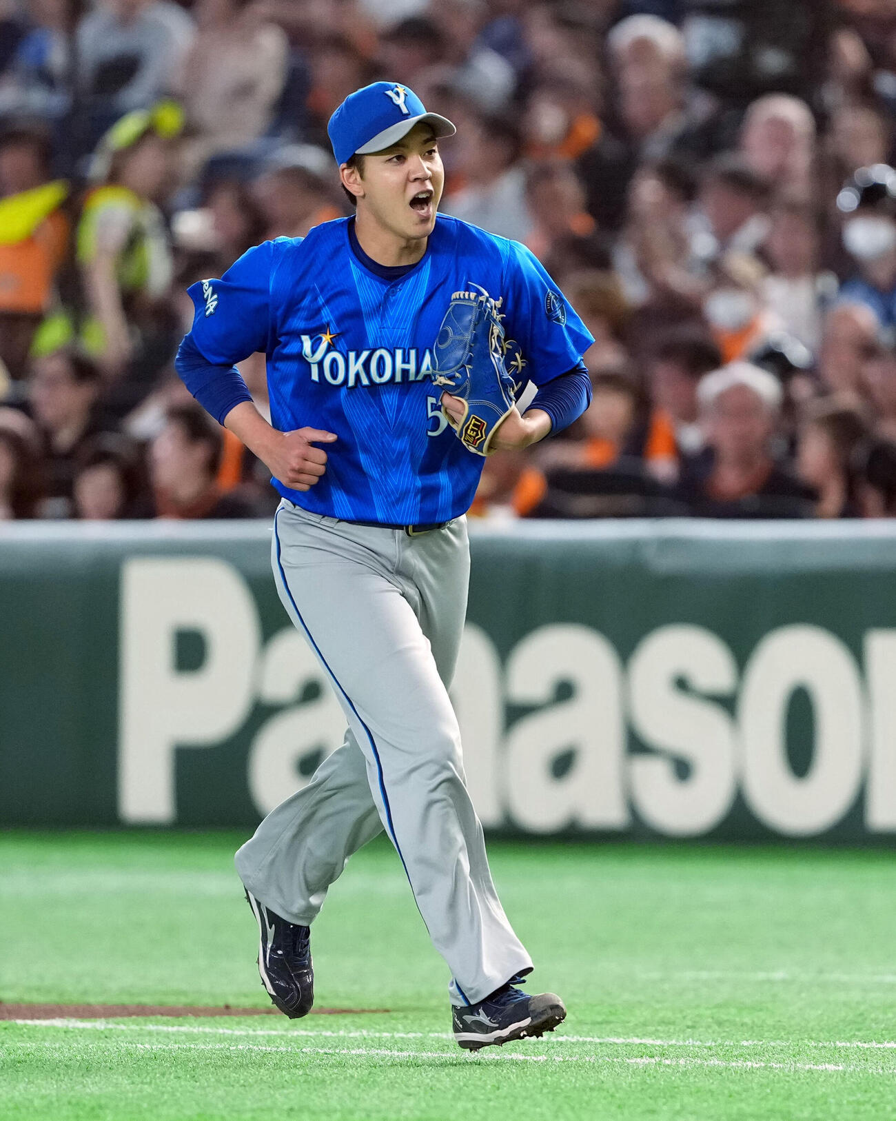 巨人対DeNA 3回裏、ピンチをしのぎほえるDeNA平良拳太郎（撮影・たえ見朱実）