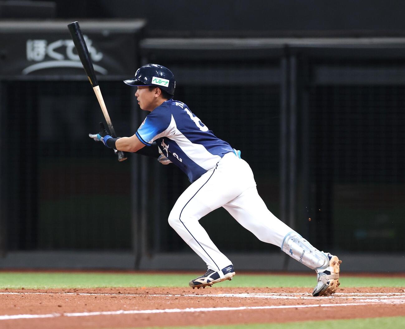 日本ハム対西武　7回表西武2死一塁、安打を放つ滝沢夏央（撮影・黒川智章）