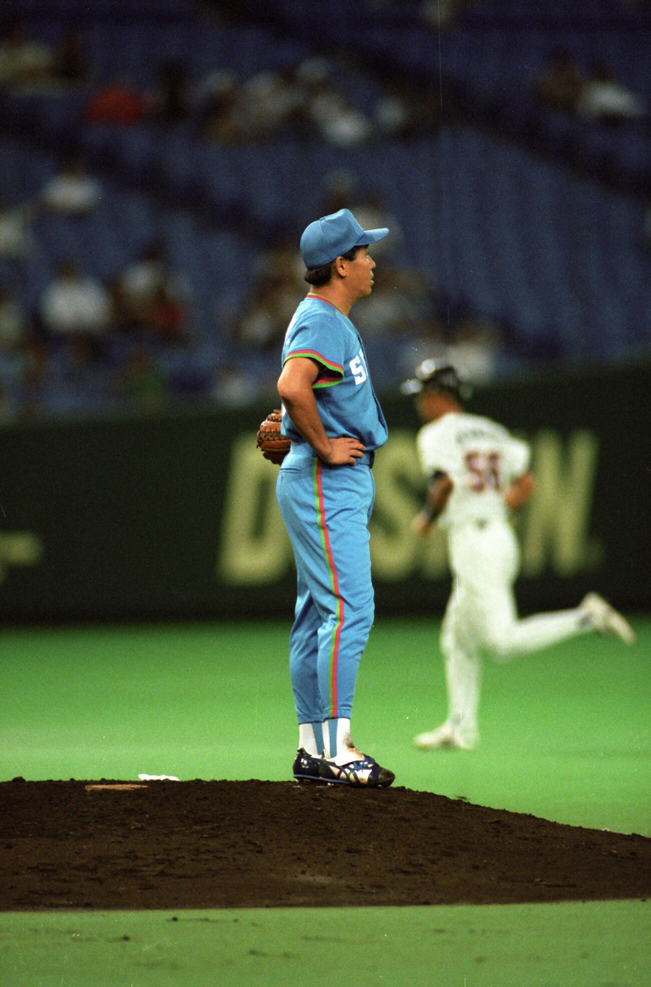 鹿取義隆から本塁打を打つ渡辺浩司（右）(1995年撮影)