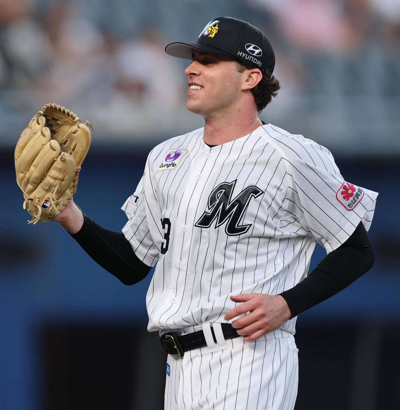 ロッテ対オリックス　1回表を終えベンチに戻るロッテ先発のサム・ロング（撮影・野上伸悟）