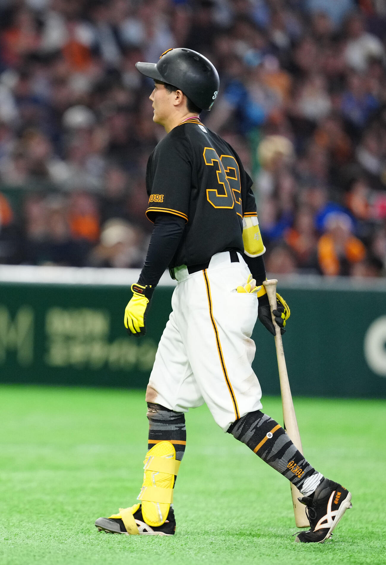 巨人対DeNA 7回裏、バットを放り、警告を受けた巨人浦田俊輔（左）（撮影・江口和貴）