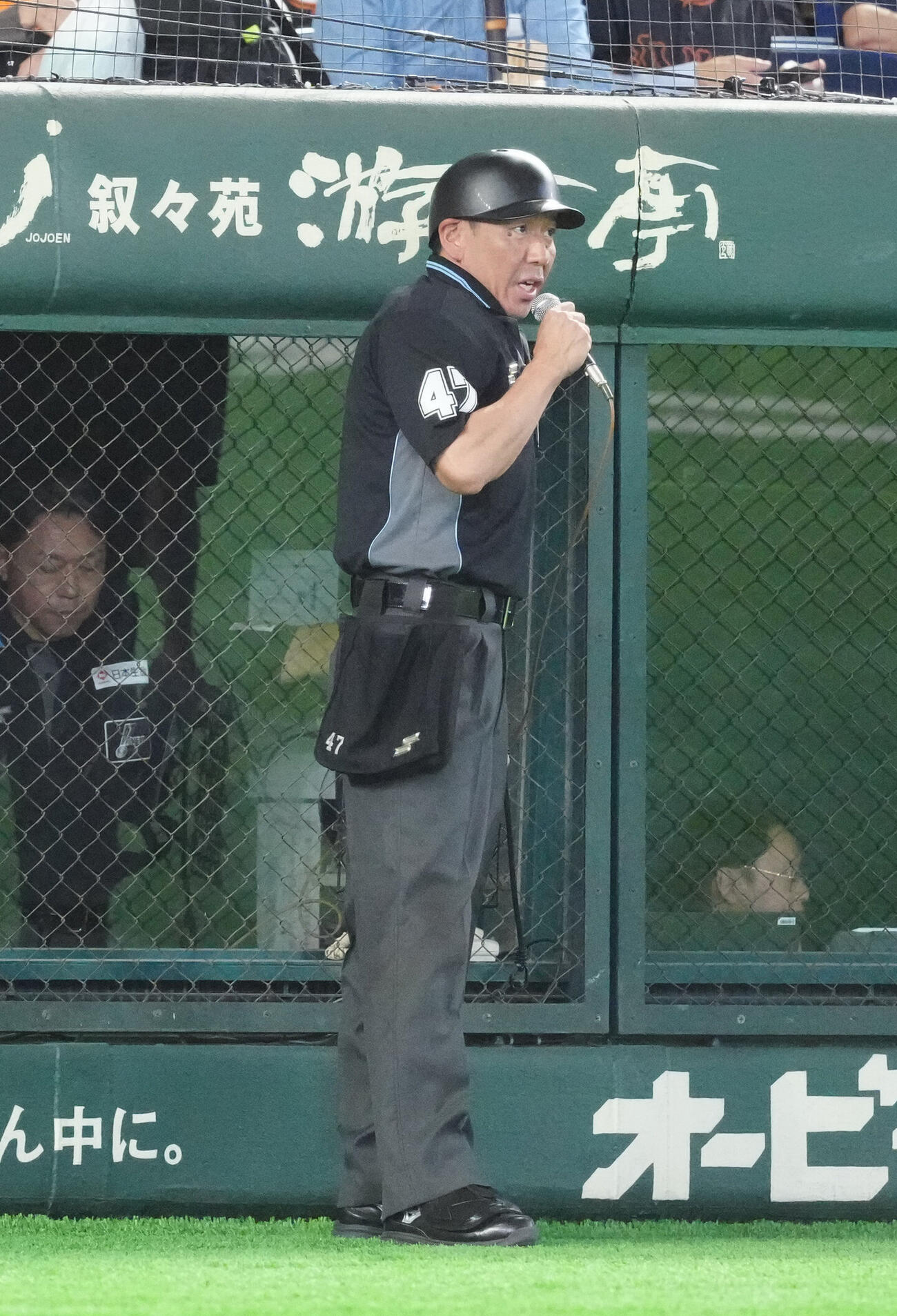 巨人対DeNA 7回裏、巨人浦田俊輔がバットを放り、警告を伝える芦原英智球審（撮影・江口和貴）