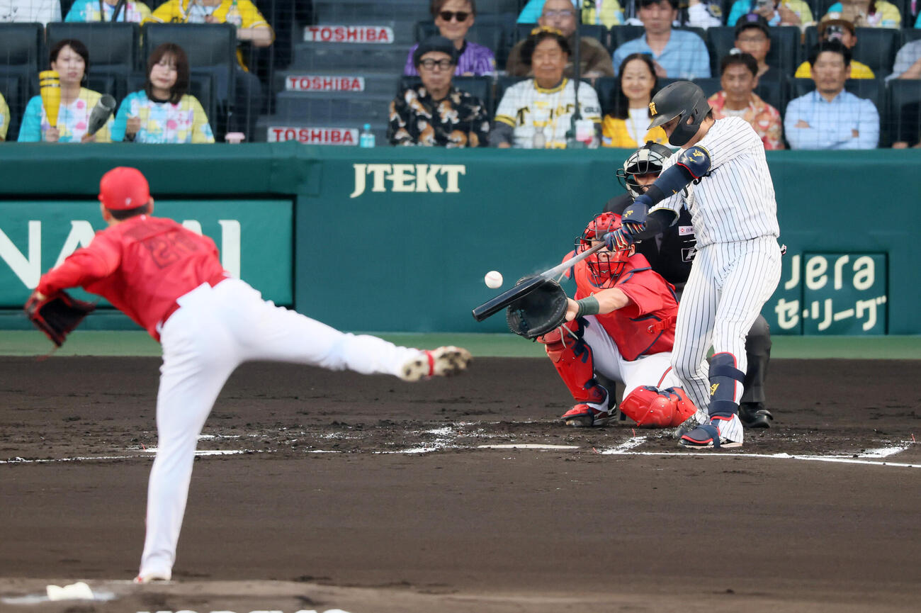阪神対広島　1回裏阪神2死一塁、大山悠輔は右前打を放つ。投手栗林良吏（撮影・加藤哉）