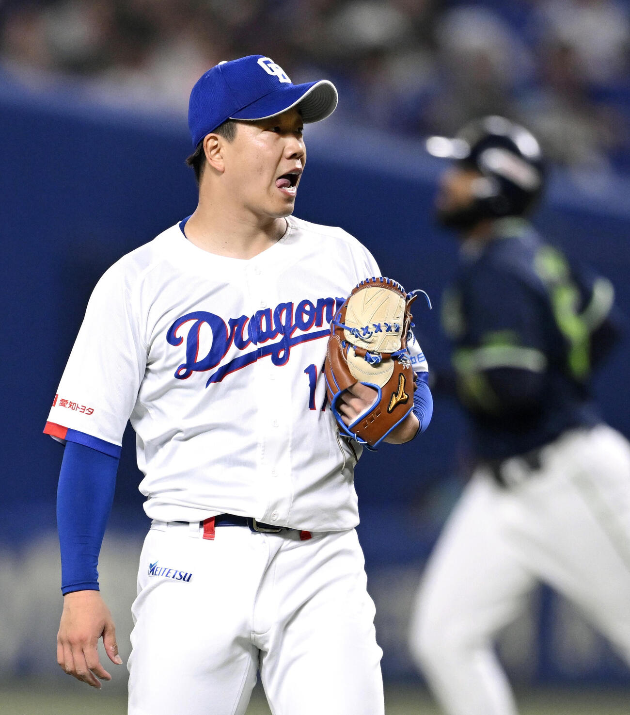 1回、ヤクルトのサンタナ（右）に先制本塁打を浴びた中日・柳＝バンテリンドーム