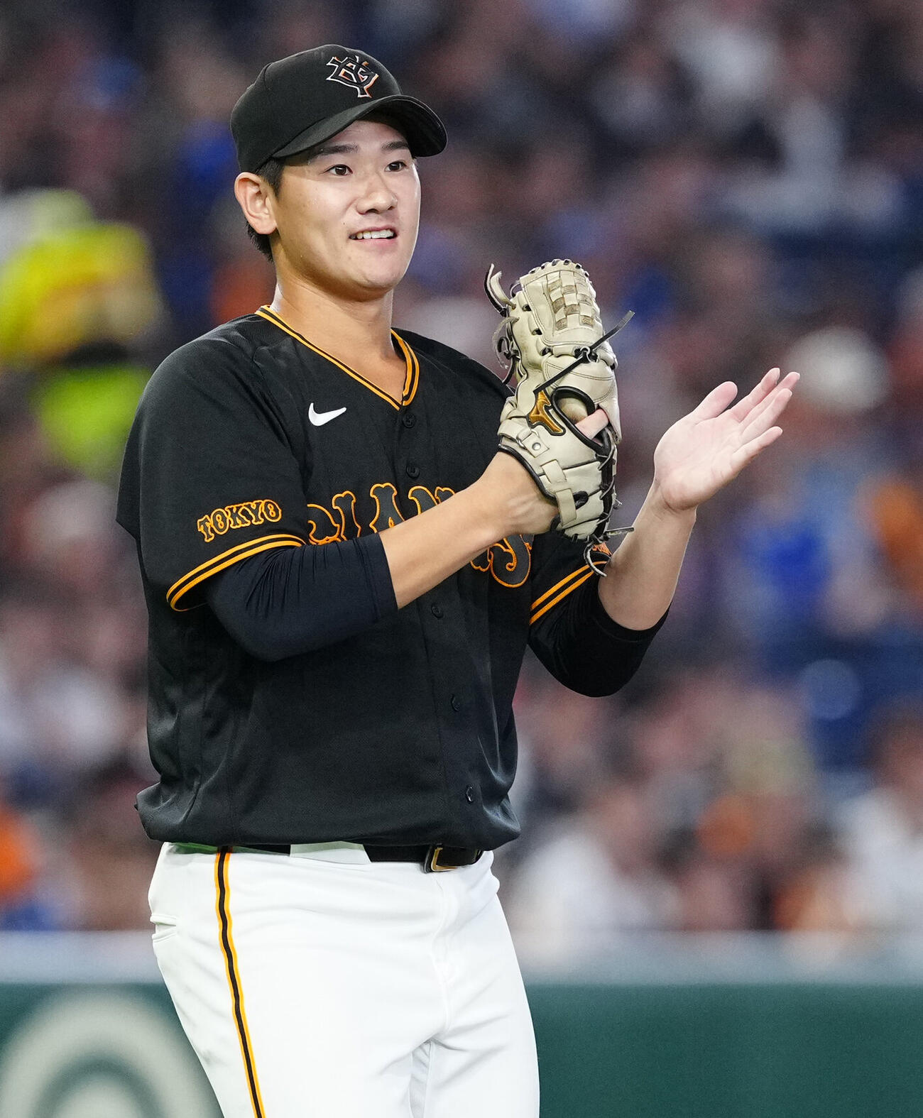 巨人対DeNA 2回表DeNA無死、吉川尚輝の好守で佐野恵太を二ゴロに仕留め、拍手する井上温大（撮影・江口和貴）