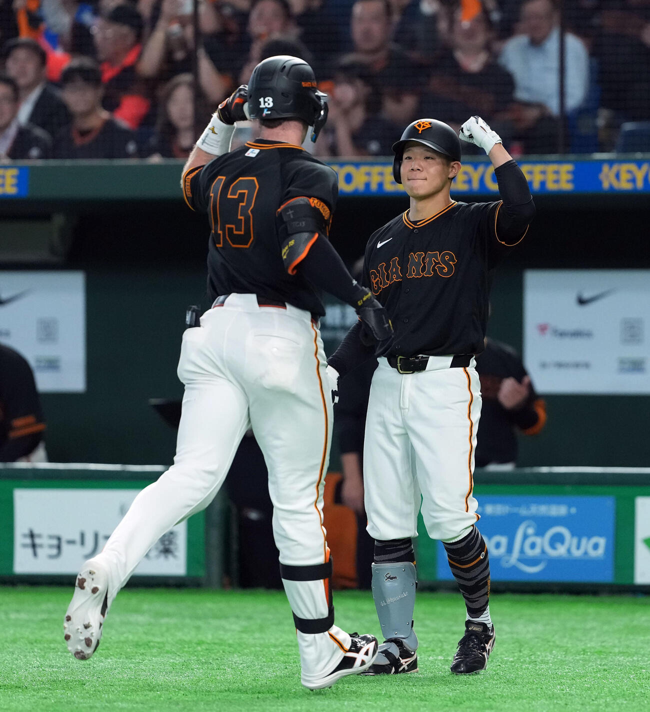 巨人対DeNA 5回裏巨人無死、先制のソロ本塁打を放ったトレイ・キャベッジを迎える佐々木俊輔（撮影・たえ見朱実）