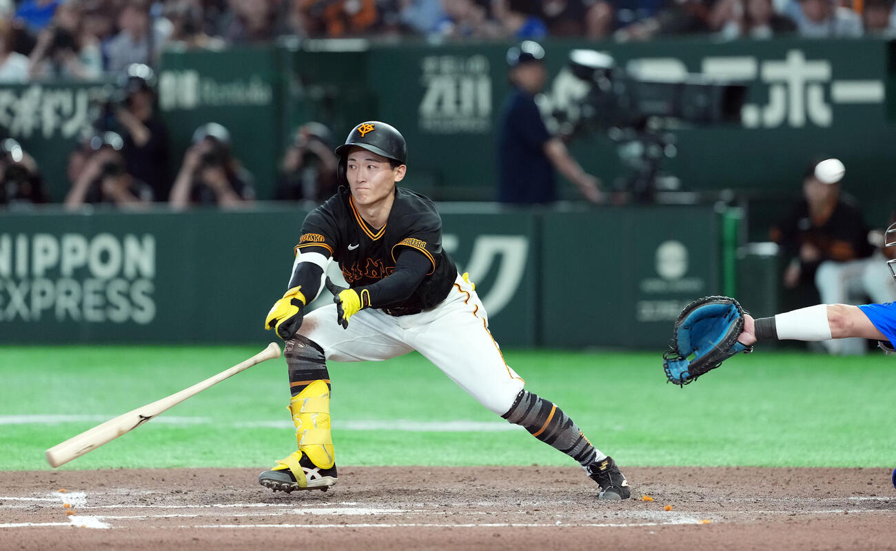 巨人対DeNA 7回裏巨人2死、バットがすっぽ抜け警告を受ける浦田俊輔（撮影・たえ見朱実）