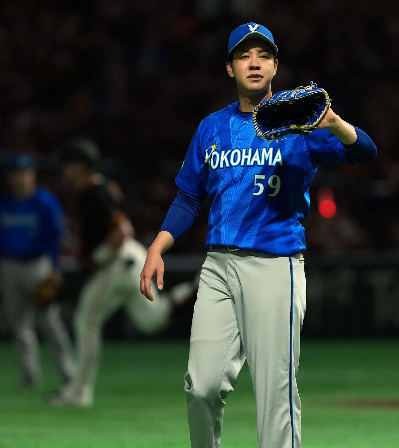 巨人対DeNA 5回裏巨人無死、トレイ・キャベッジに先制のソロ本塁打を浴びる平良拳太郎（撮影・たえ見朱実）