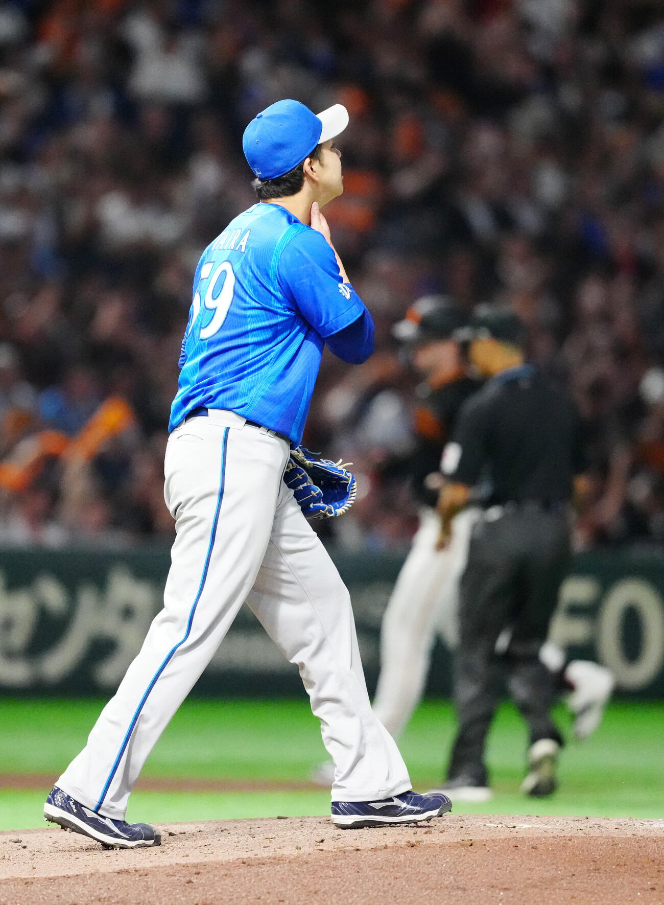 巨人対DeNA 5回裏巨人無死、トレイ・キャベッジ（後方左）に先制ソロ本塁打を浴びる平良拳太郎（撮影・江口和貴）