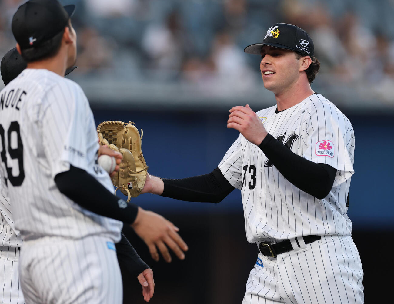ロッテ対オリックス　1回表を終えベンチに戻るロッテ先発のサム・ロング（撮影・野上伸悟）