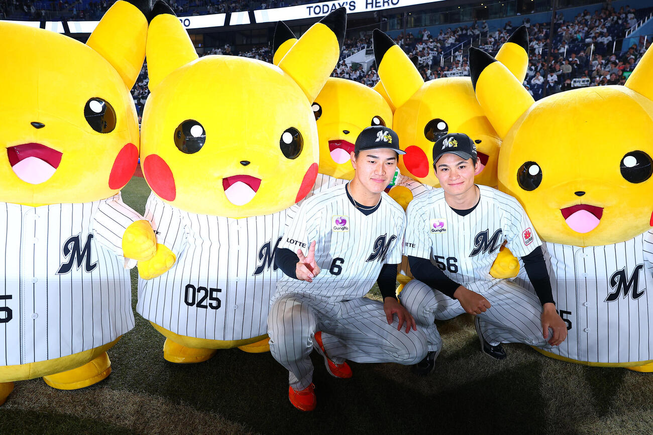 ロッテ対オリックス　ピカチュウと勝利を喜ぶロッテ西川史礁（左）と中森俊介（撮影・野上伸悟）