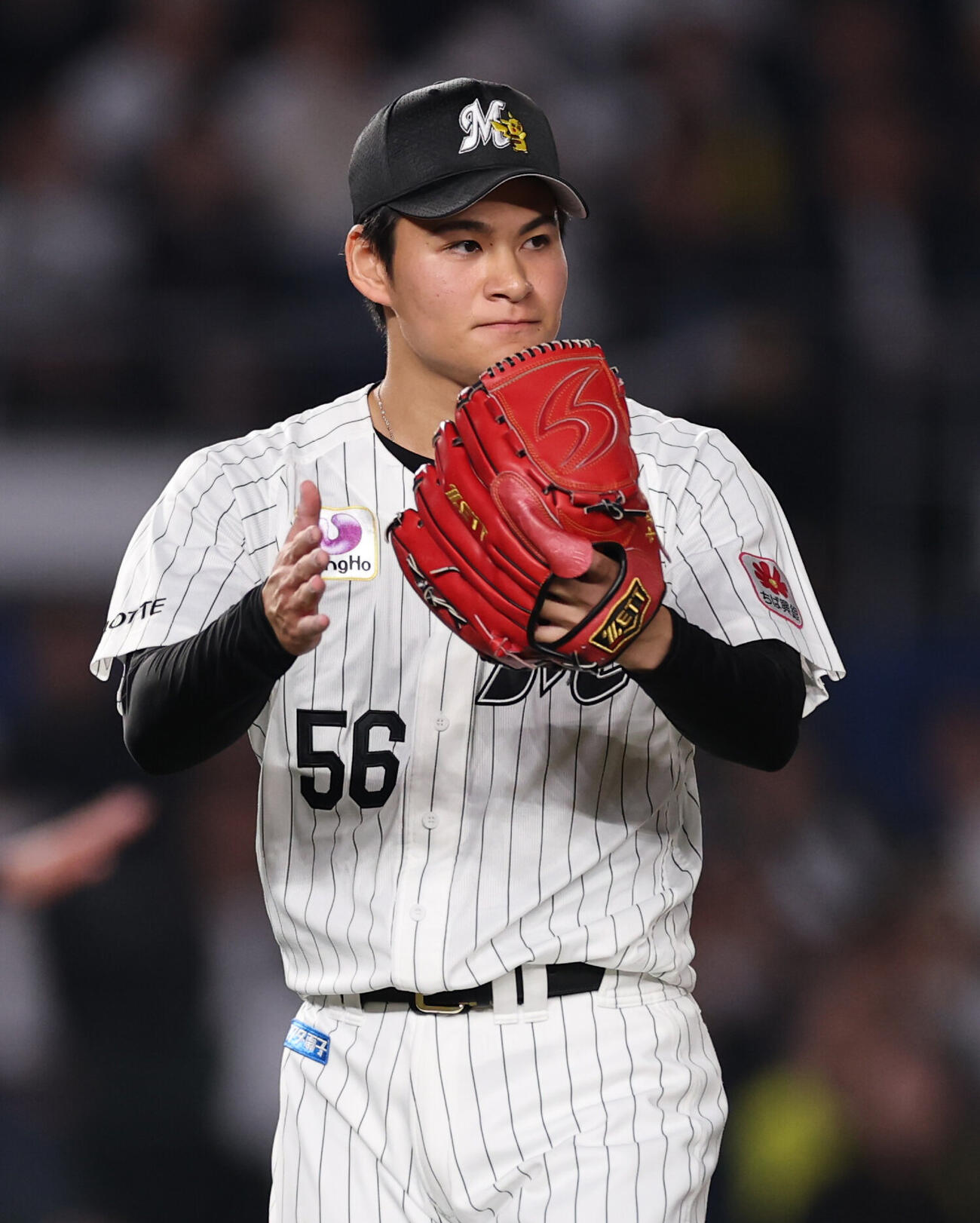 ロッテ対オリックス　7回表を抑え喜ぶロッテ中森俊介（撮影・野上伸悟）