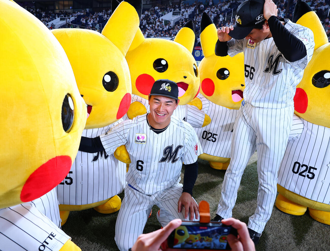 ロッテ対オリックス　ピカチュウと勝利を喜ぶロッテ西川史礁。右は中森俊介（撮影・野上伸悟）
