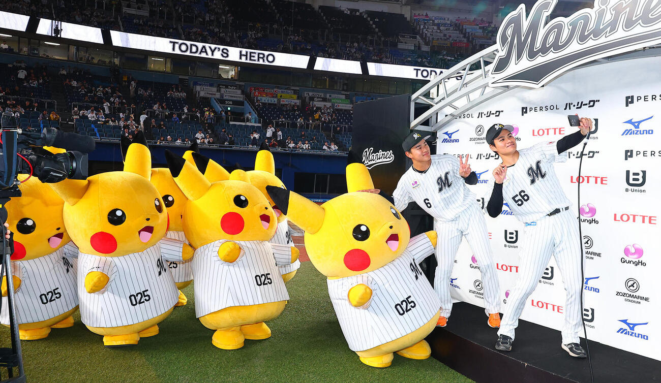 ロッテ対オリックス　勝利しピカチュウと自撮りするロッテ中森俊介（右）と西川史礁（撮影・野上伸悟）