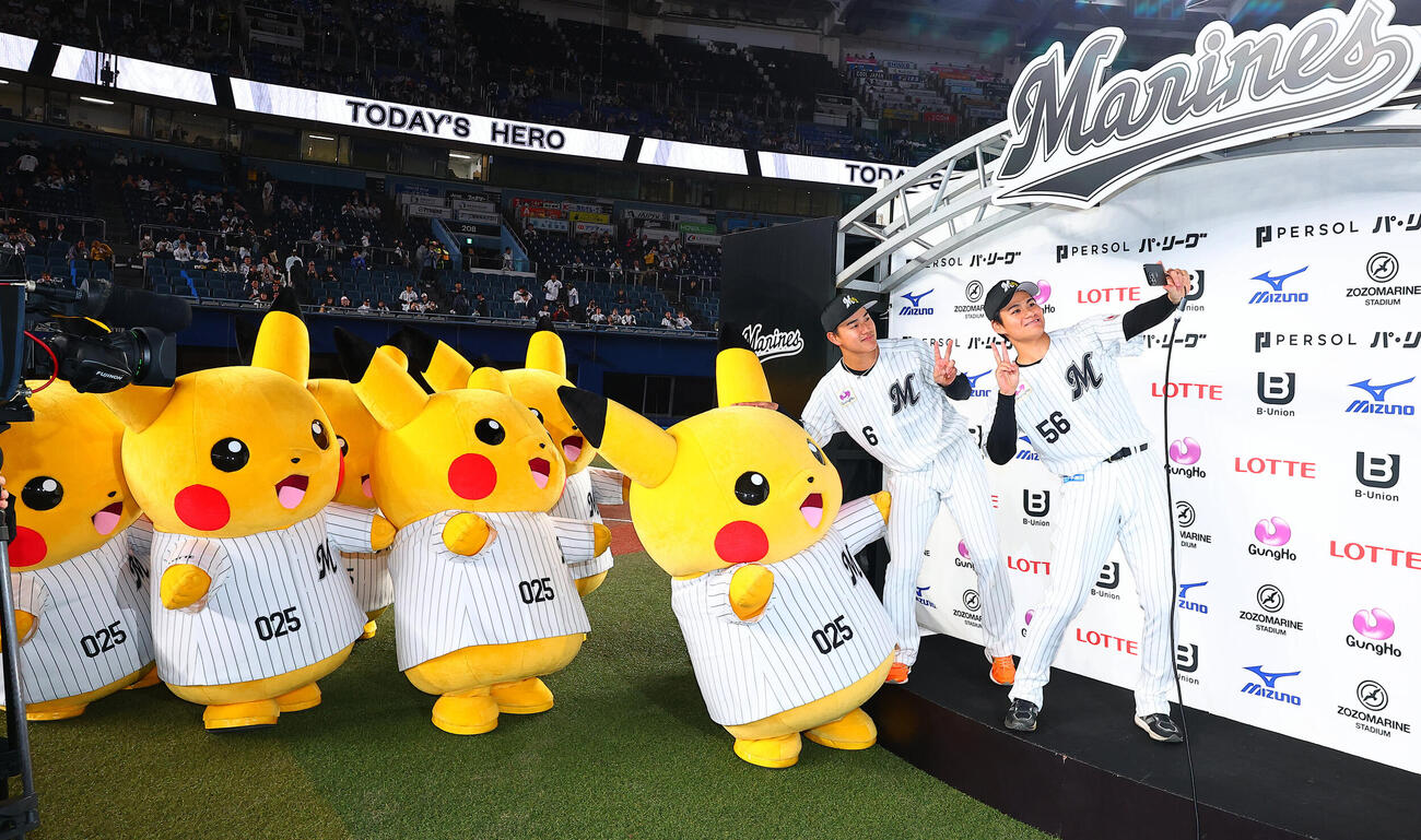 ロッテ対オリックス　勝利しピカチュウと自撮りするロッテ中森俊介（右）と西川史礁（撮影・野上伸悟）