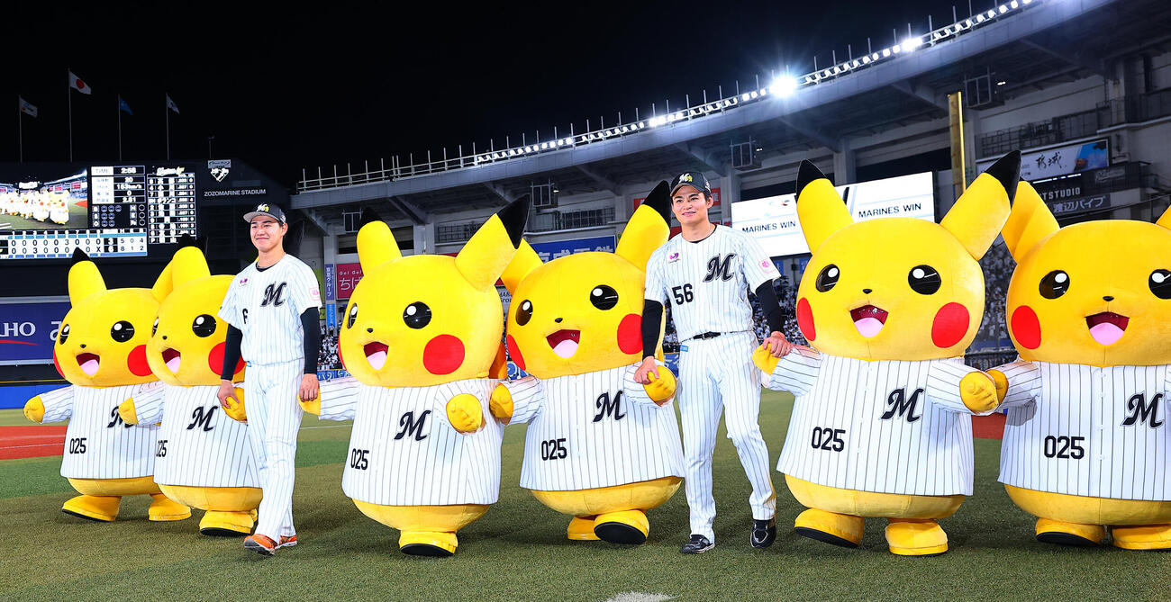 ロッテ対オリックス　ピカチュウと勝利を喜ぶロッテ西川史礁（左）と中森俊介（撮影・野上伸悟）