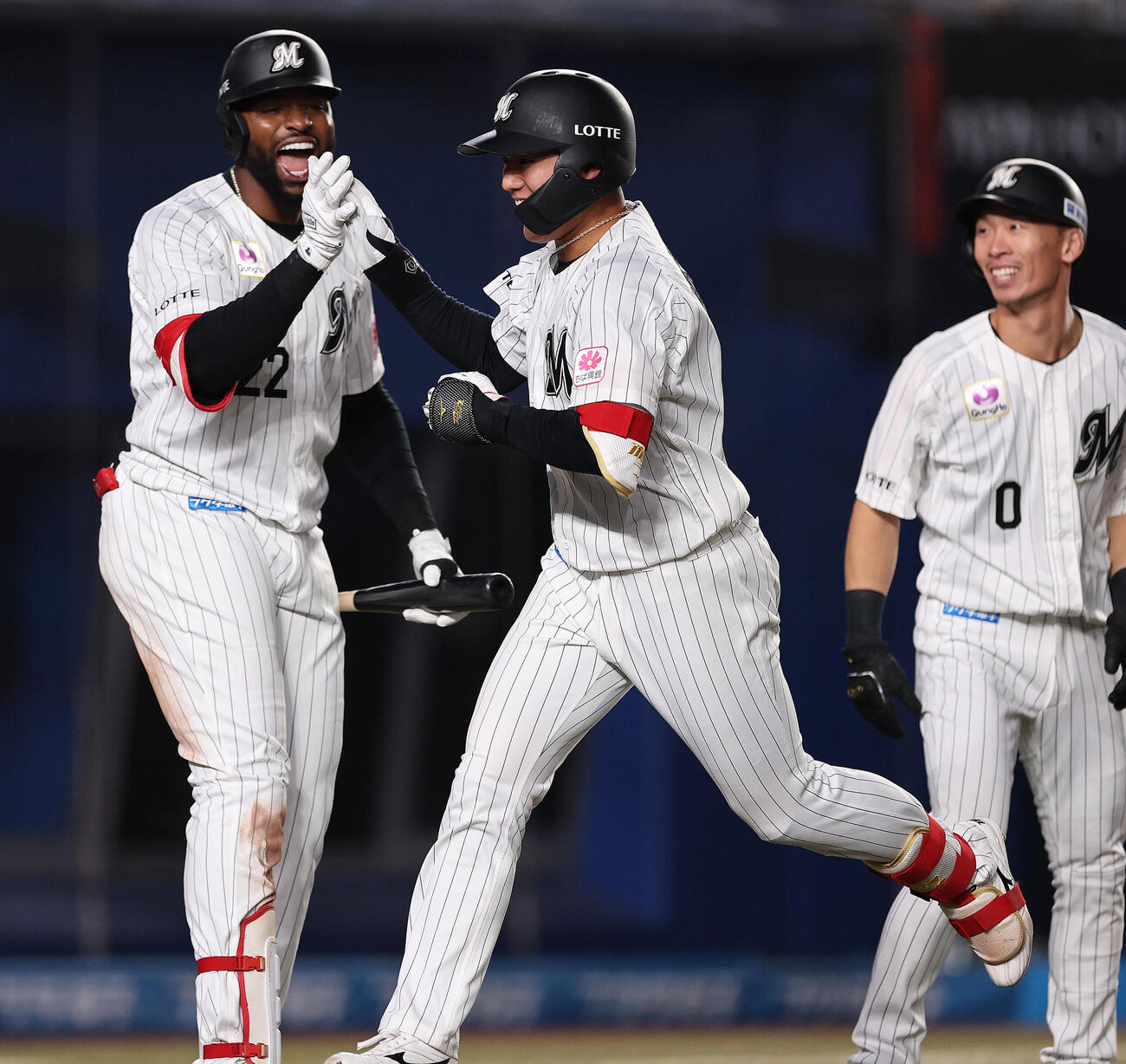 ロッテ対オリックス　7回裏ロッテ2死一、三塁、3点本塁打を放ち喜ぶ西川史礁（撮影・野上伸悟）