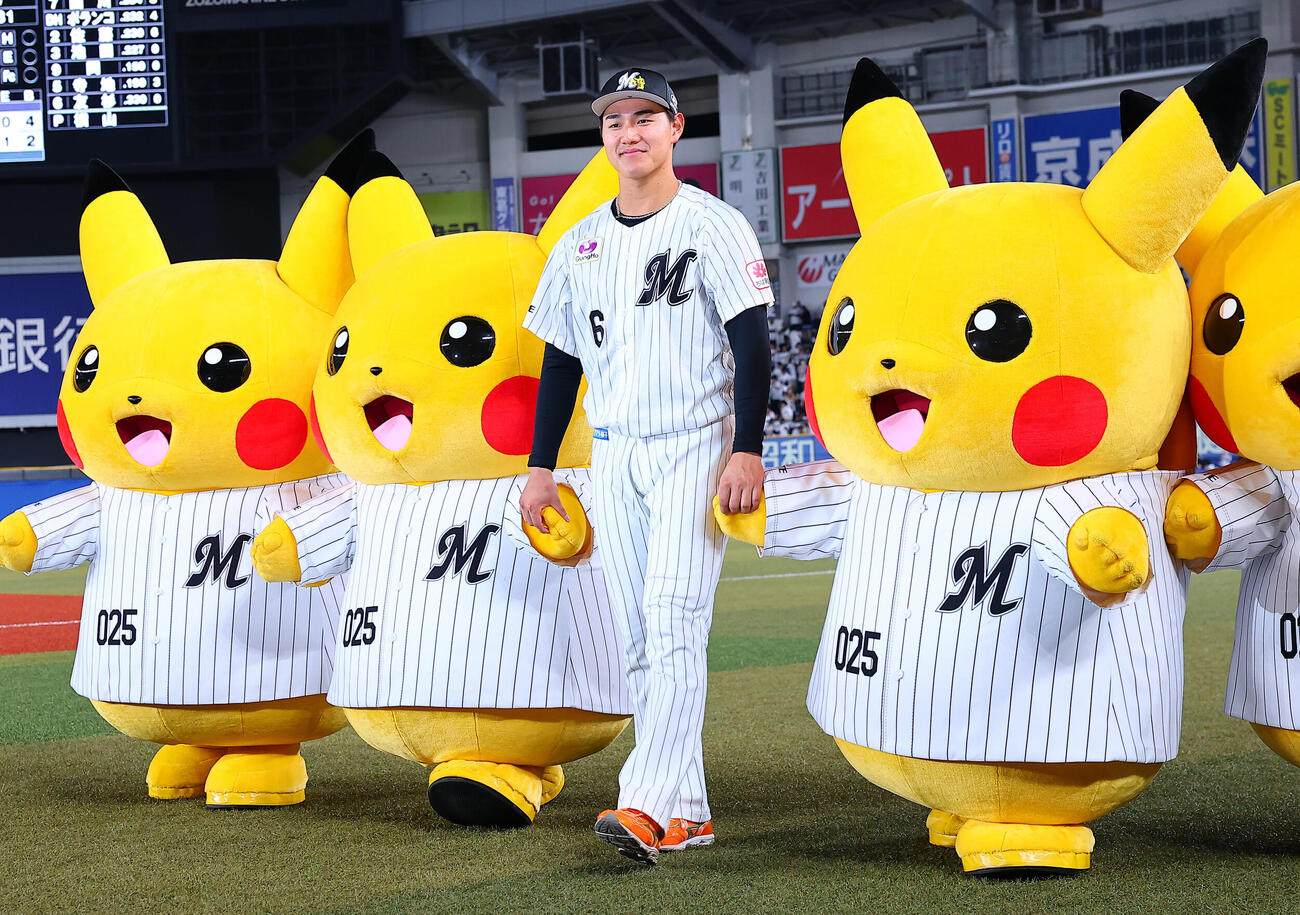ロッテ対オリックス　ピカチュウと勝利を喜ぶロッテ西川史礁（撮影・野上伸悟）