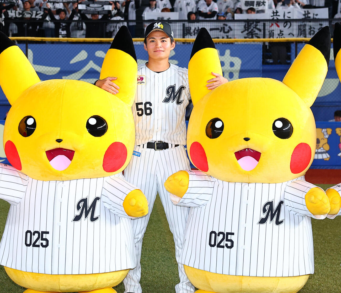 ロッテ対オリックス　ピカチュウと勝利を喜ぶロッテ中森俊介（撮影・野上伸悟）