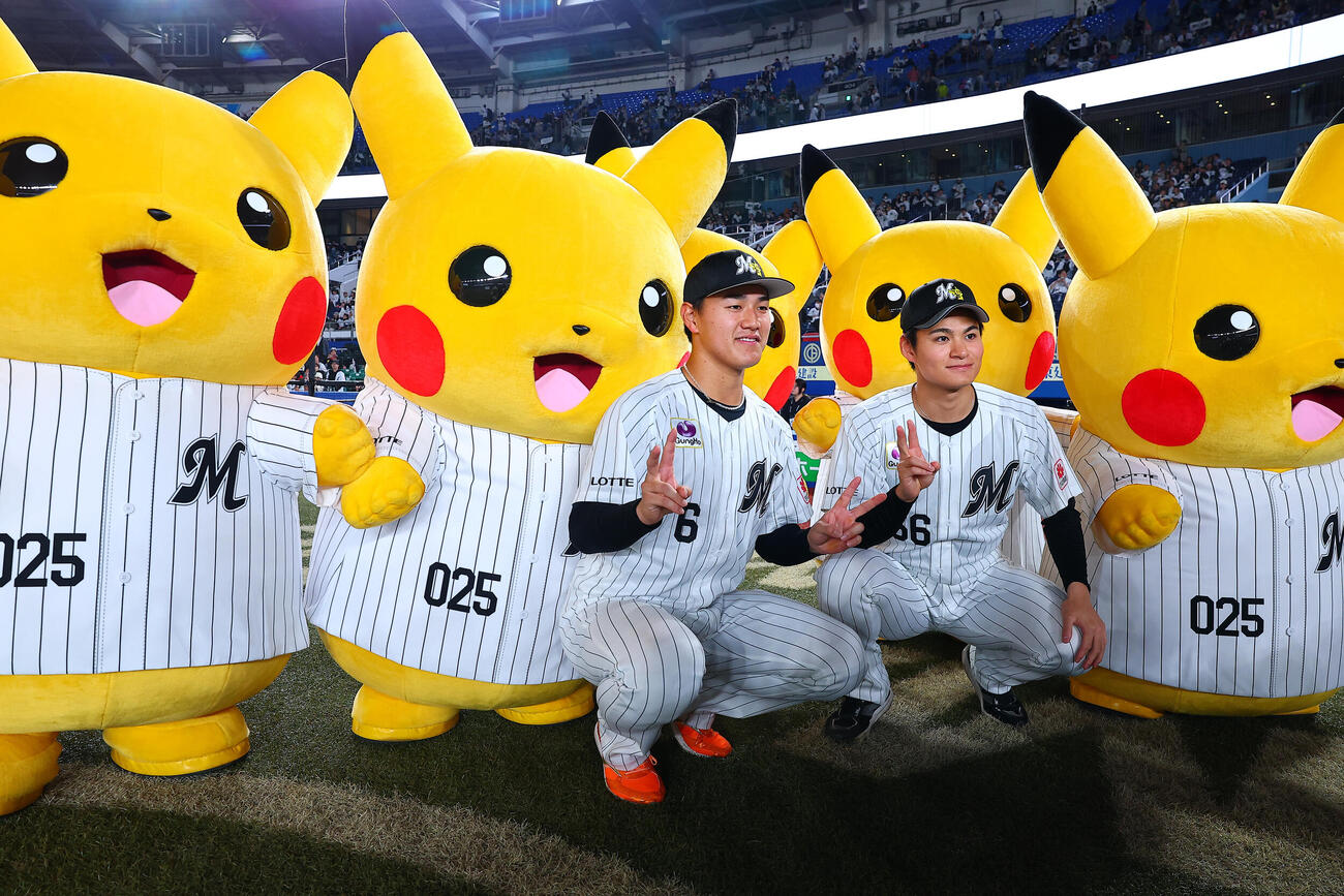 ロッテ対オリックス　ピカチュウと勝利を喜ぶロッテ西川史礁（左）と中森俊介（撮影・野上伸悟）