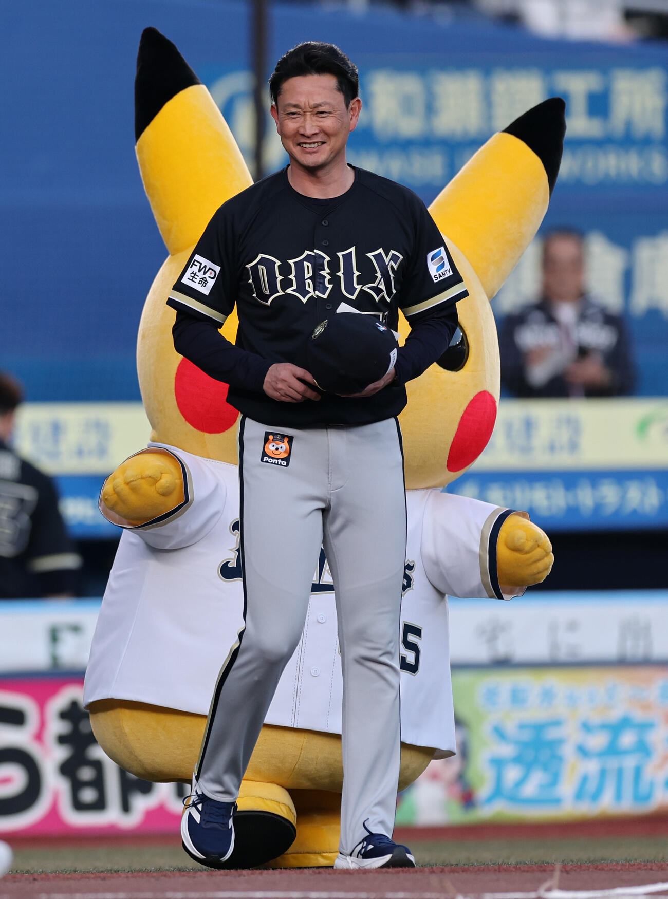 ロッテ対オリックス　ピカチュウとメンバー表の最終確認に向かうオリックス岸田護監督（撮影・野上伸悟）