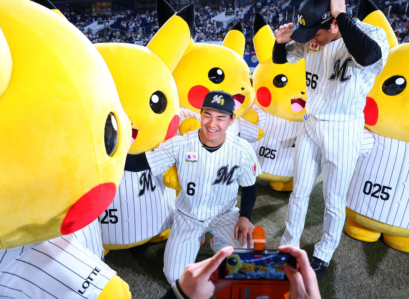 ロッテ対オリックス　ピカチュウと勝利を喜ぶロッテ西川史礁。右は中森俊介（撮影・野上伸悟）