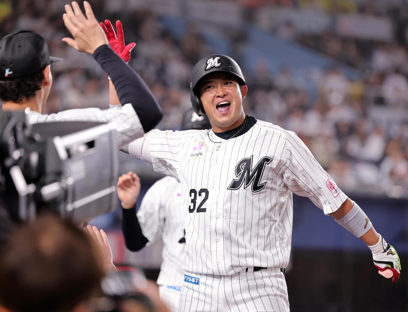 ロッテ対オリックス　3回裏ロッテ2死三塁、2点本塁打を放ち喜ぶ佐藤都志也（撮影・野上伸悟）