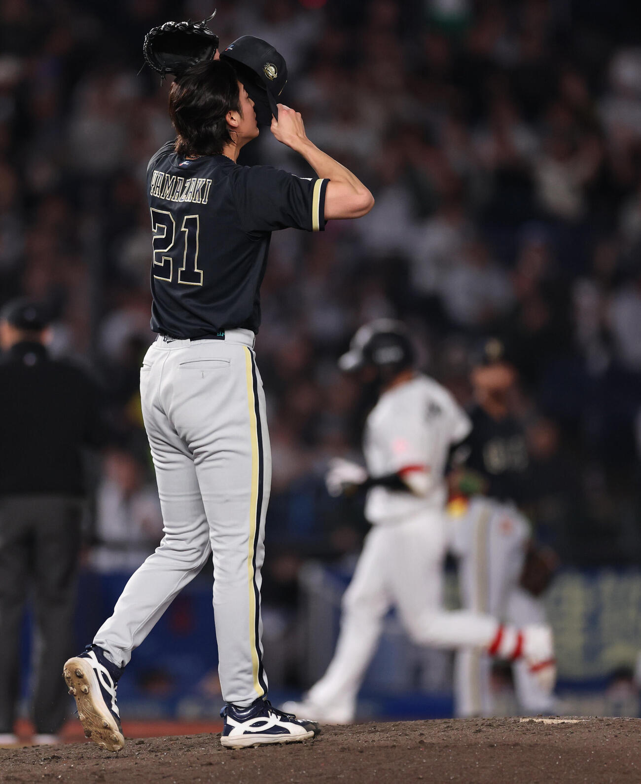 ロッテ対オリックス　7回裏ロッテ2死一、三塁、西川史礁に3点本塁打を許す山﨑颯一郎（撮影・野上伸悟）