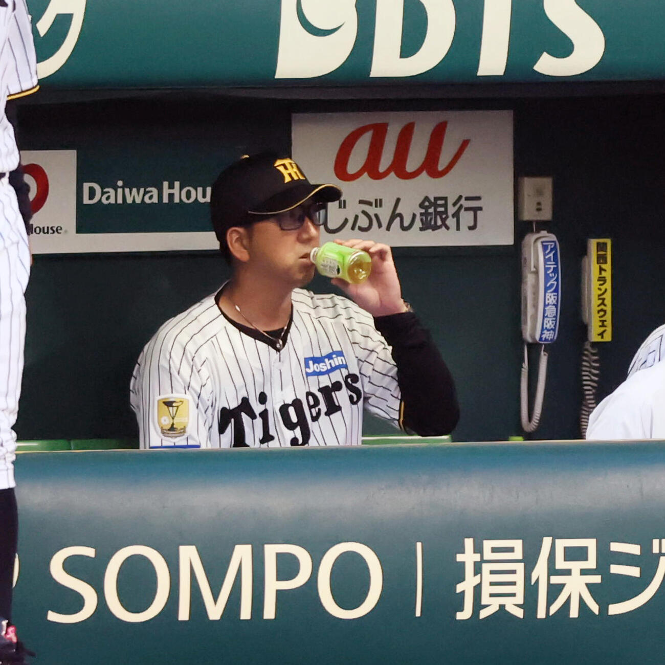 阪神対広島　3回表、ベンチで水分補給する阪神藤川球児監督（撮影・加藤哉）