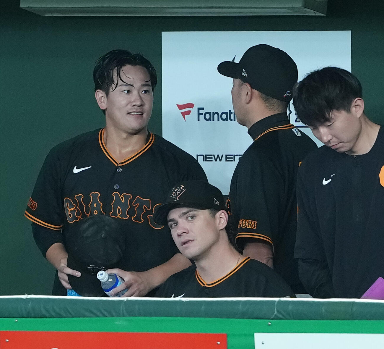 巨人対DeNA 8回を投げきりDeNA打戦を3安打無失点に抑えた巨人井上温大は、阿部慎之助監督から声をかけられる（撮影・たえ見朱実）