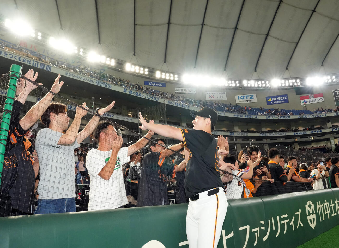 巨人対DeNA DeNAに勝利しファンと笑顔でハイタッチする巨人井上温大（撮影・たえ見朱実）
