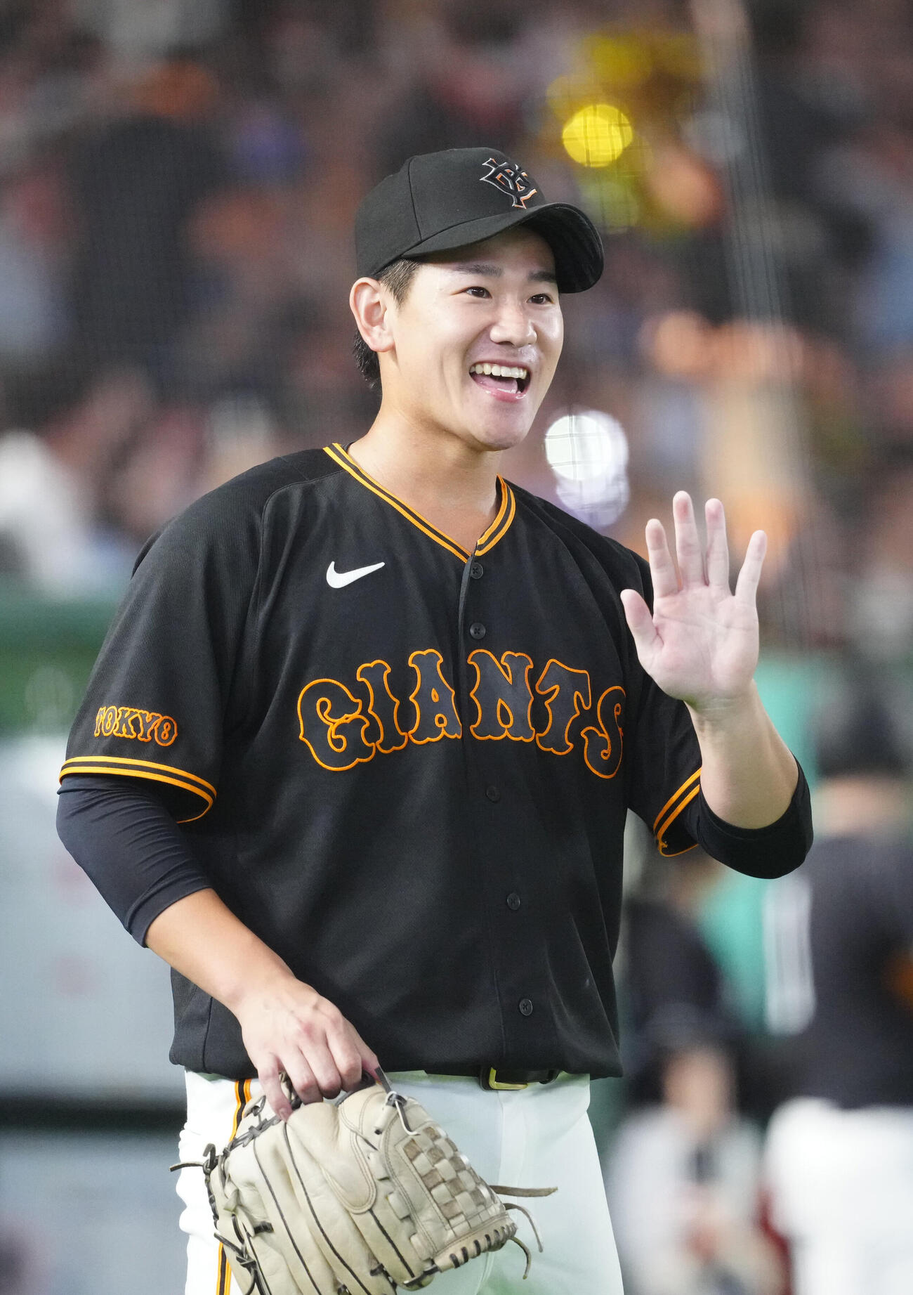 巨人対DeNA 7回表終了後、チームメートを迎える巨人先発の井上温大（撮影・江口和貴）