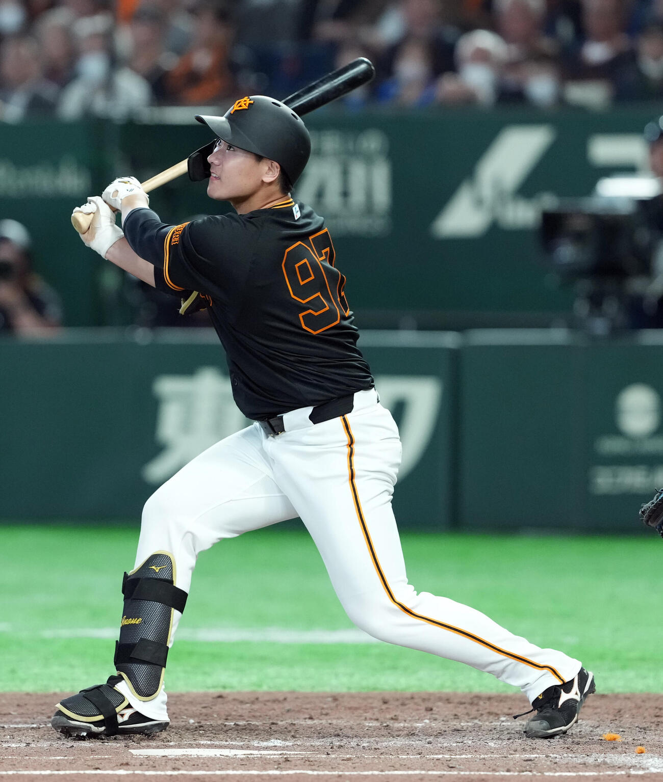 巨人対DeNA 5回裏巨人1死三塁、左犠飛を放つ井上温大（撮影・たえ見朱実）