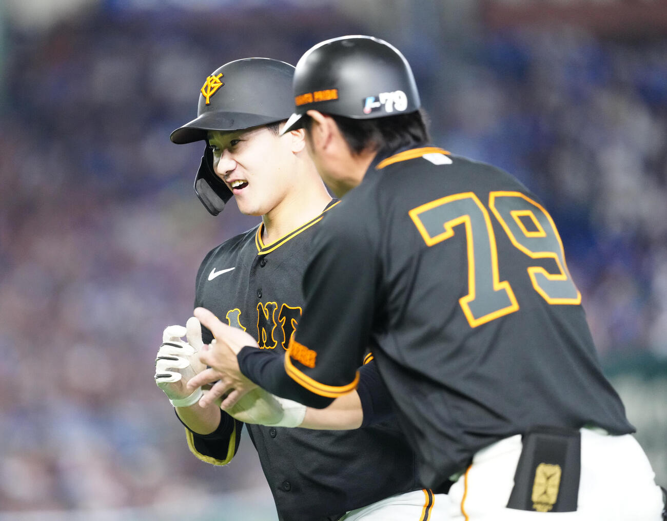 巨人対DeNA 5回裏巨人1死三塁、犠飛を放った井上温大（左）（撮影・江口和貴）