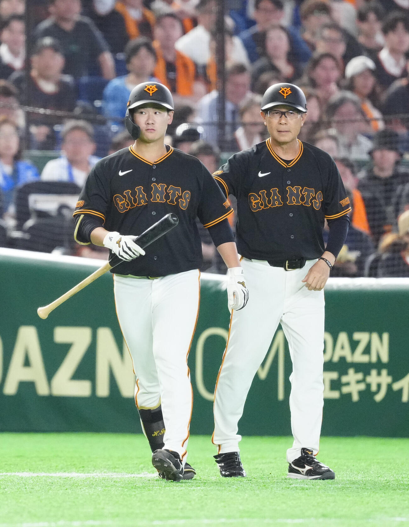 巨人対DeNA 5回裏巨人1死三塁、川相昌弘三塁ベースコーチ（右）の話を聞いた井上温大（撮影・江口和貴）
