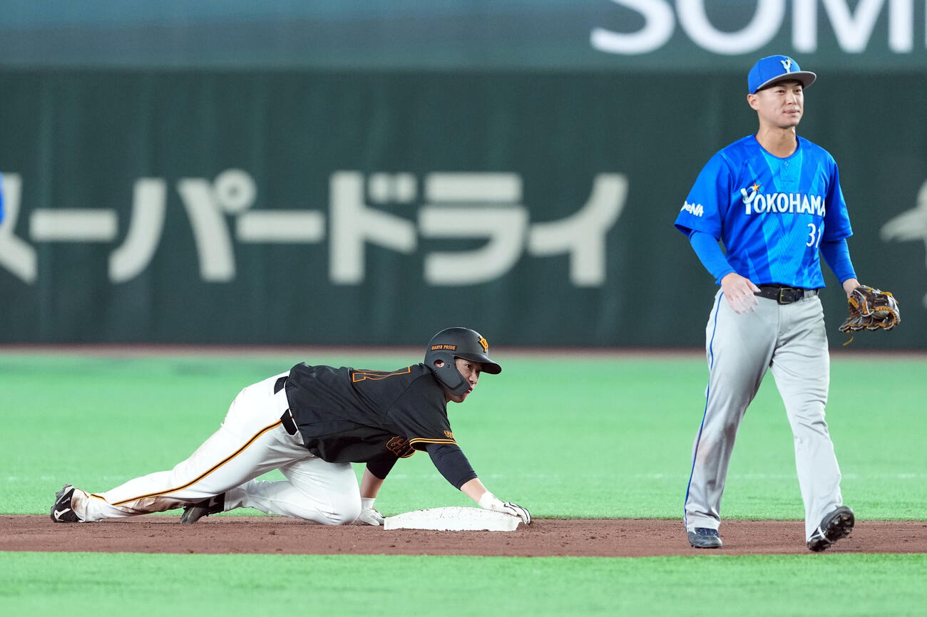巨人対DeNA 3回裏巨人1死一、二塁、平良拳太郎の暴投で二」塁へ進塁する一走井上温大（撮影・たえ見朱実）