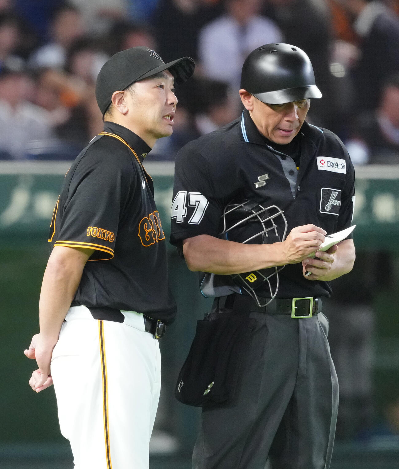 巨人対DeNA 9回表開始前、選手交代を告げる巨人阿部慎之助監督（左）（撮影・江口和貴）