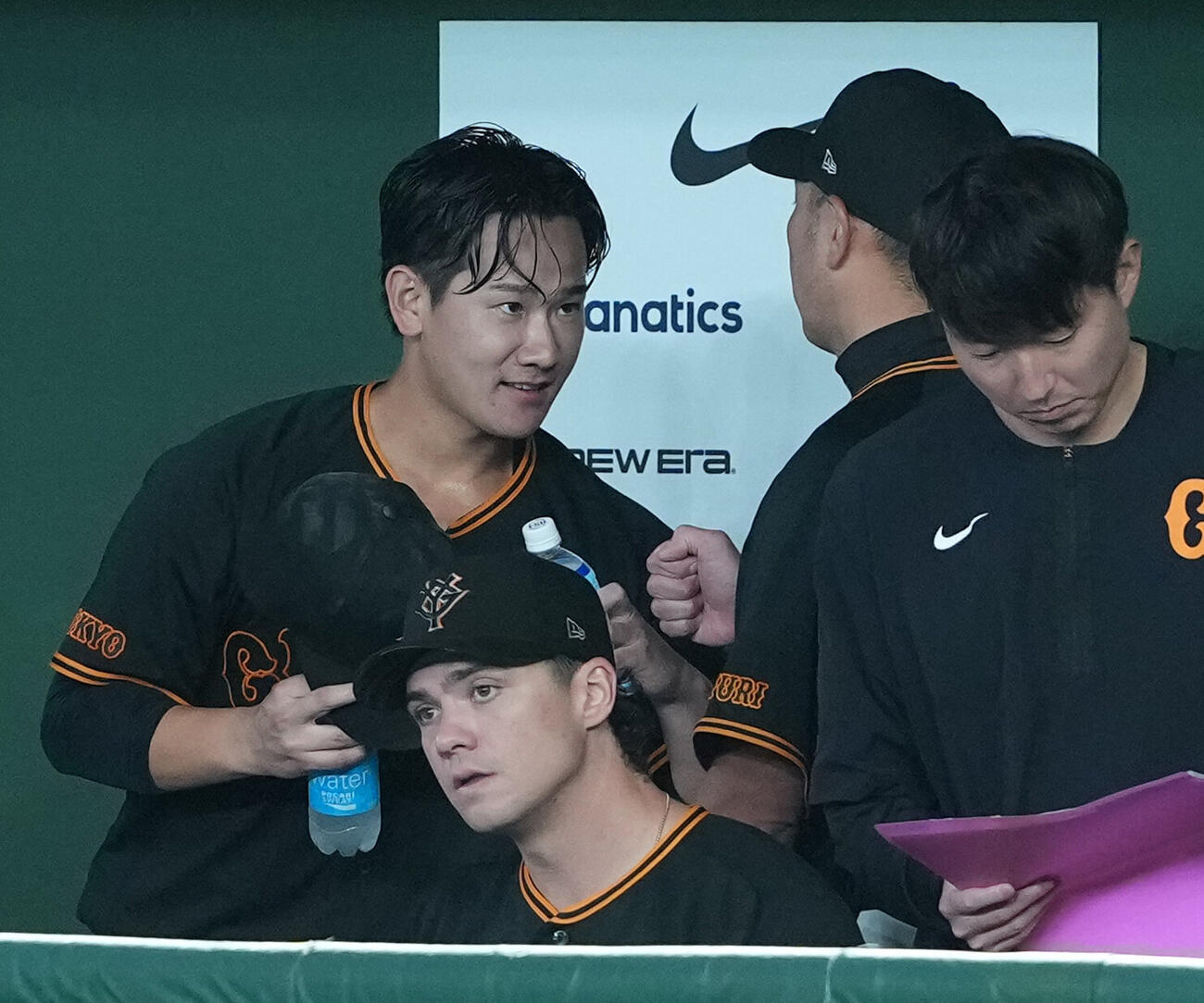 巨人対DeNA 8回を投げきりDeNA打戦を3安打無失点に抑えた巨人井上温大は、阿部慎之助監督とグータッチを交わす（撮影・たえ見朱実）